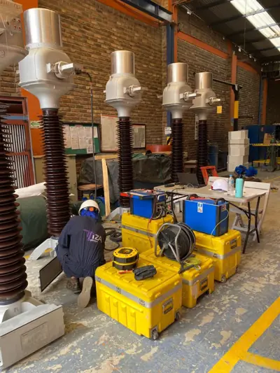 Bujes de alta tensión y equipos de prueba en taller.