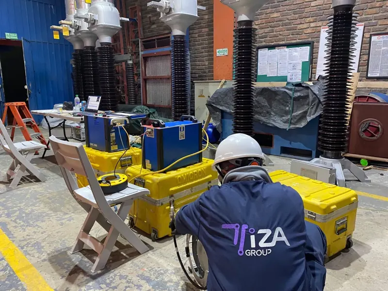 Preparación de equipos de prueba en taller.