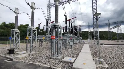 Patio de alta tensión con transformadores de corriente y seccionadores.