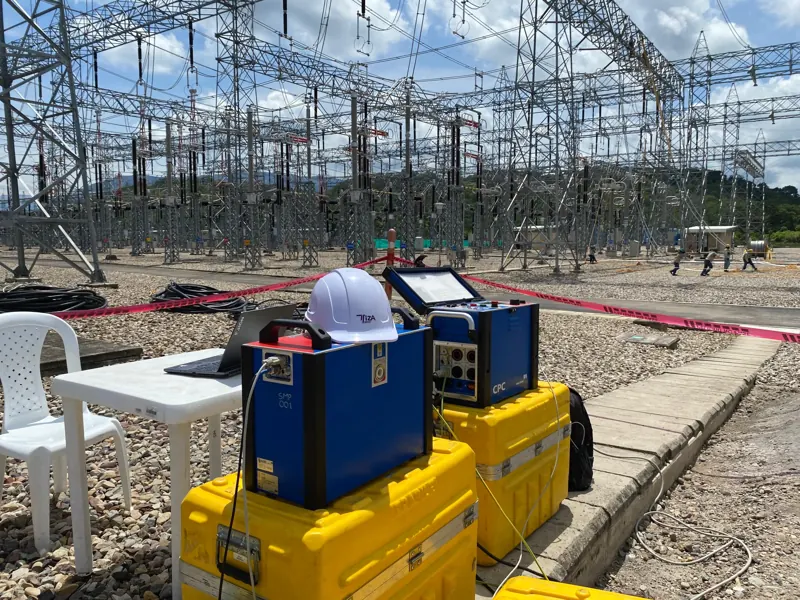 Equipos de prueba de Tiza Group en el patio de una subestación